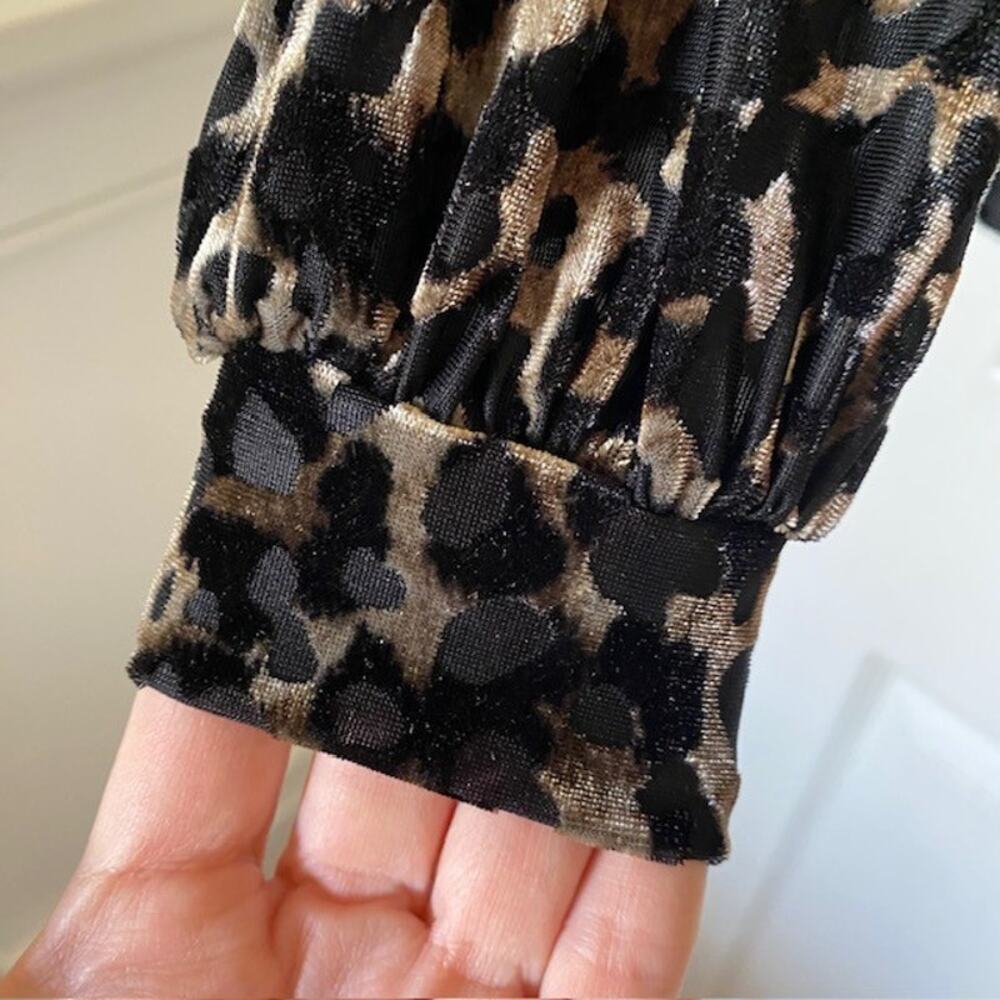 Karen Kane Lifestyle Petite Velvet Burnout Twist Front Top Animal Print Women XS - Picture 7 of 11